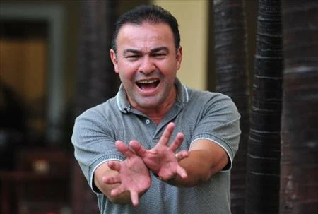 Mario Castañeda la voz de Gokú nos manda Saludos.